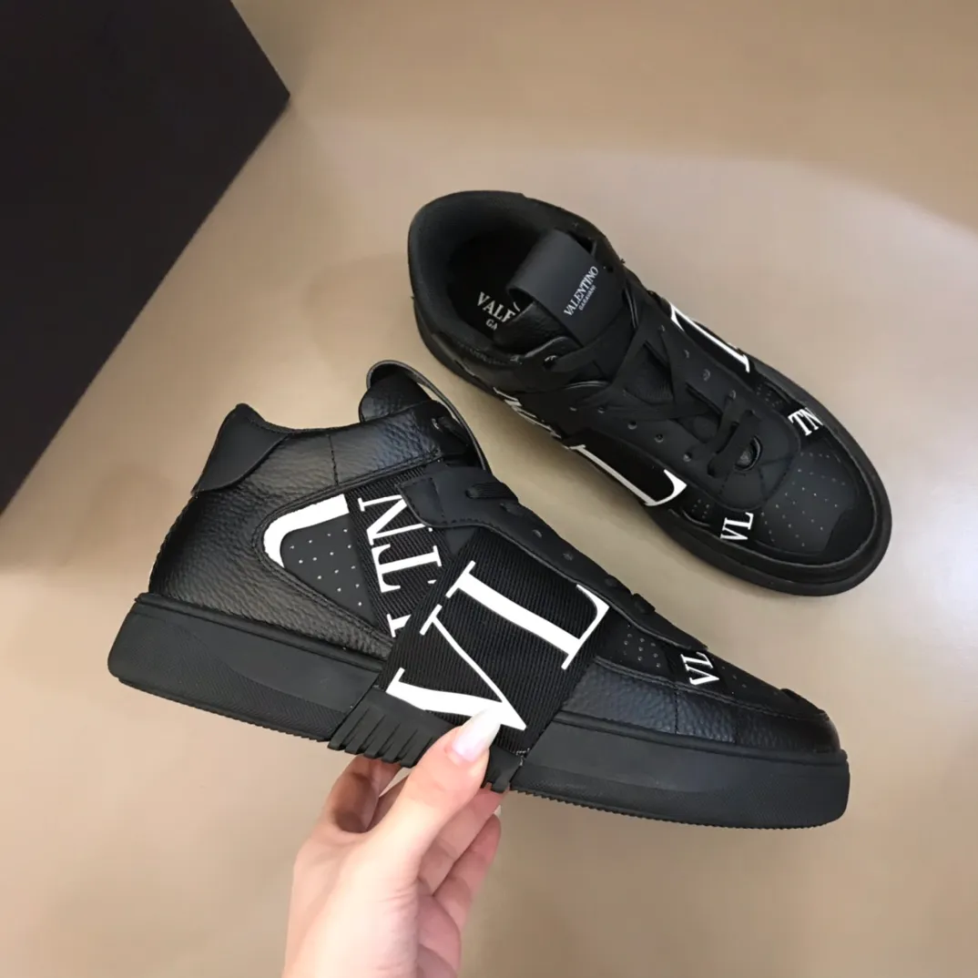 P460◾️▫️V L7N high-top calfskin lace-up sneakers. No man should be able to refuse this style. The classic color scheme is so handsome! Purchase a high-precision replica of the original version to instantly sell off the market currency! 6 VLTN logo rubber effect straps - Valentino Garavani Logo printed on the back and tongue, all materials are customized to ensure quality!  Size: Male 38-44 (45.46 customized)